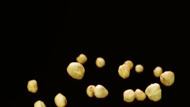 noisettes pelées volent dans l'air  