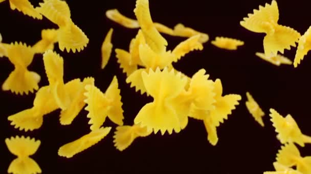 Pasta-farfalle vallen in de lucht — Stockvideo