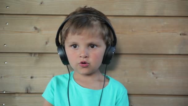Boy mendengarkan musik — Stok Video