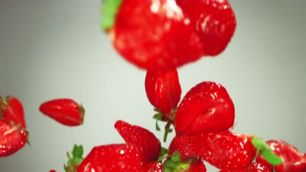 Erdbeere fliegt in die Luft — Stockvideo