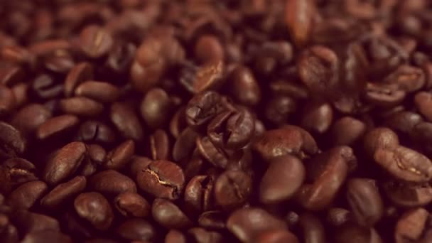 Granos de café caen — Vídeos de Stock