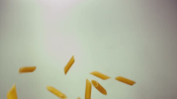 pâtes penne voler dans l'air 