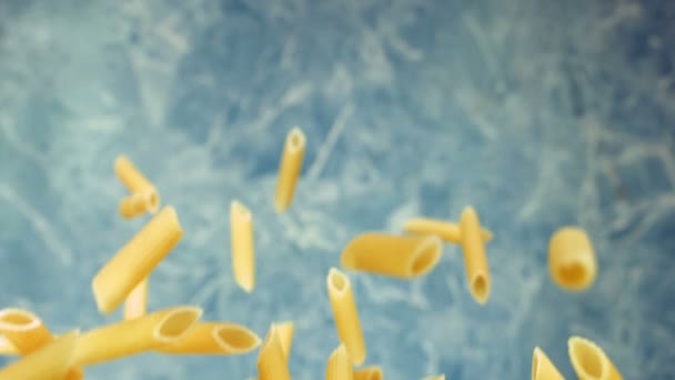 Pasta penne volando en el aire — Vídeos de Stock