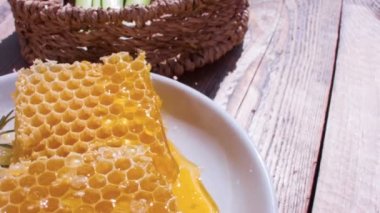 Ahşap bir masa beyaz tabakta bal hücrelerinde Panoraması