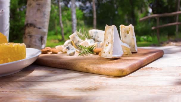 Деревенский завтрак на свежем воздухе с медом и сыром — стоковое видео