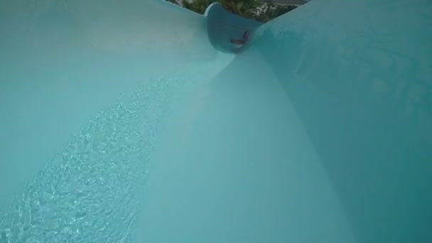 Menina ir para o monte na piscina — Vídeo de Stock