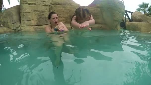 Κορίτσι με τη μαμά, κολύμπι σε πισίνα — Αρχείο Βίντεο