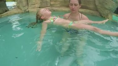 Anne kızı sırt üstü yatmak öğretir 