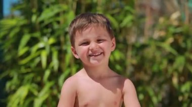 Küçük çocuk gülümsüyor 