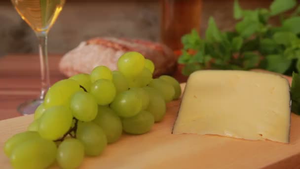 Жесткий сыр с белым вином — стоковое видео