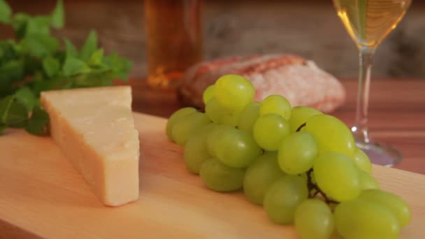 Пармезан с белым вином — стоковое видео