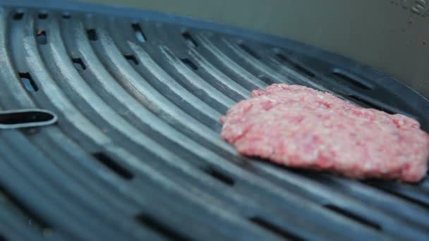 Burger z kurczaka grillowanie na grill — Wideo stockowe