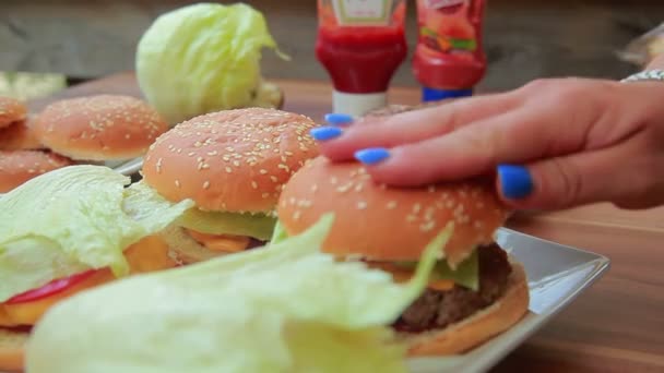 Ruce na hamburger buchty