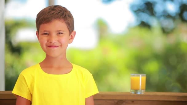 Boy likes orange juice — Stock Video