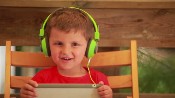 Çocuk müzik dinliyor. — Stok video