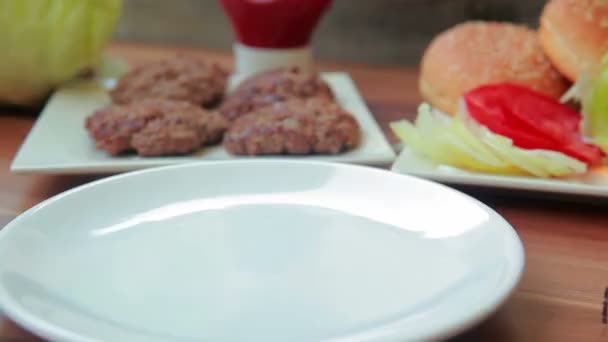 Bollo fresco en el plato — Vídeos de Stock