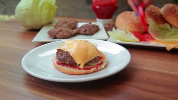 Ręce umieszczone na szczycie Bułeczki hamburger — Wideo stockowe