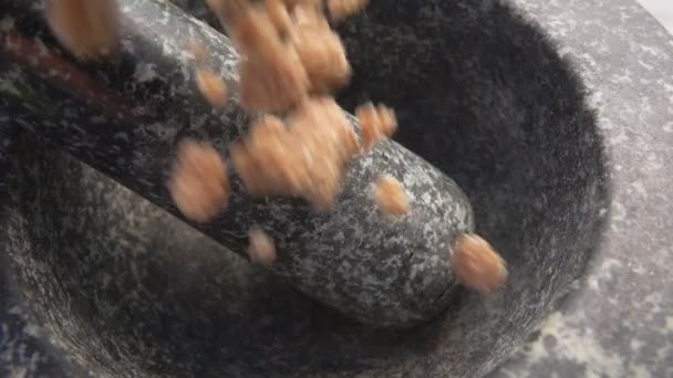 Grandi pezzi di zucchero di canna stanno cadendo nella malta di pietra grigia — Video Stock