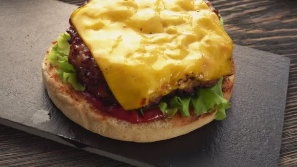 Tomatenschijfje wordt bovenop de verse zelfgemaakte gegrilde hamburger geplaatst — Stockvideo