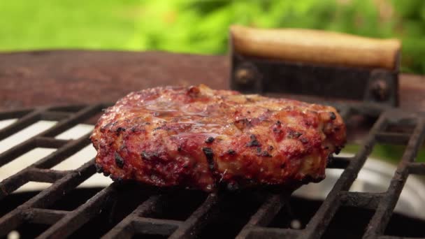 Kawałek sera cheddar jest umieszczany na szczycie domowego kotleta mięsnego — Wideo stockowe
