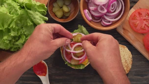 Bovenaanzicht van de bereiding van de verse zelfgemaakte gegrilde hamburger met vleeskotelet — Stockvideo