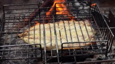 Şekerli ve limonlu uskumru balığı ızgarada kızarıyor.