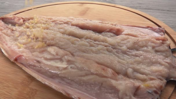 Mischung aus Meersalz, Zitronenschale und braunem Zucker fällt auf den Makrelenfisch — Stockvideo