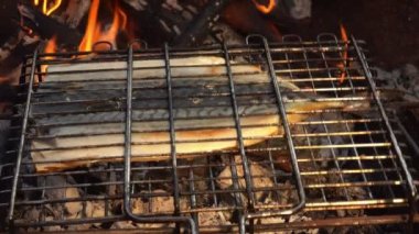 Uskumru balığı filetosu ızgara ızgarasında kızarıyor.