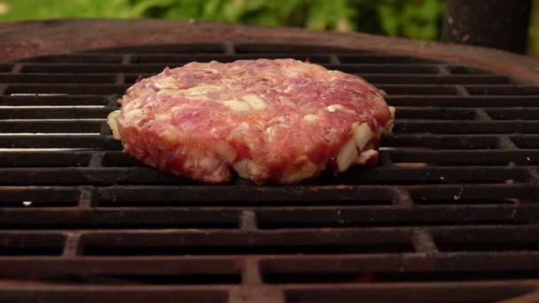 Close-up van een heerlijk zelfgemaakt vleesmes voor een hamburger bakken op de grill — Stockvideo