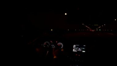 Gece trafiğinde arabanın ön camından bak.