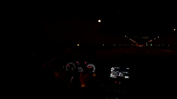 Θέα από το παρμπρίζ του αυτοκινήτου τη νύχτα — Αρχείο Βίντεο