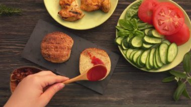 En iyi el manzaralı ev yapımı ızgara burger ve tavuk filetosu.