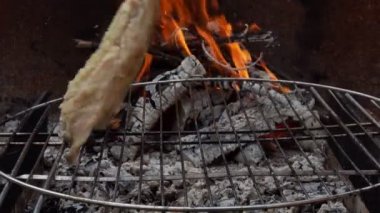 Uskumru balığı filetosu ızgaranın üstüne konur.