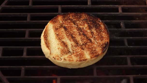 Gros plan du pain burger retiré de la grille du gril — Video