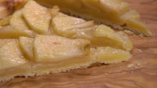 Panorama de un pedazo de delicioso pastel de manzana francés casero — Vídeo de stock