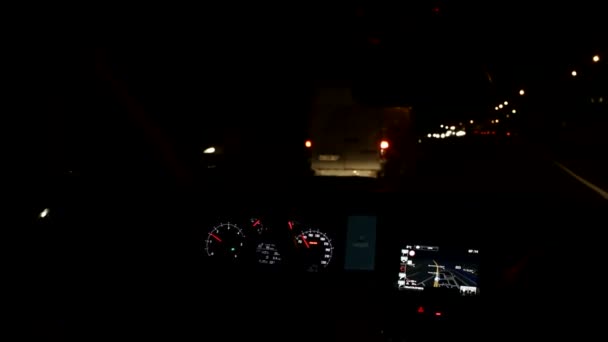 De auto rijdt 's nachts op straat. — Stockvideo