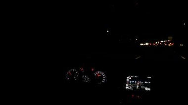 Sokakta gece trafiğinde arabalar birbirini sollar.