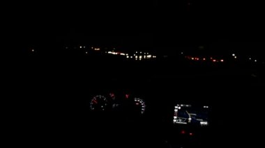 Araba gece yolunda ilerliyor.