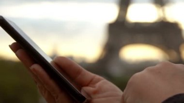 Telefonun ekranına tıklayan elleri kapat