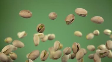 Yeşil arka planda uçan tuzlu şam fıstıklarının yakın çekimi