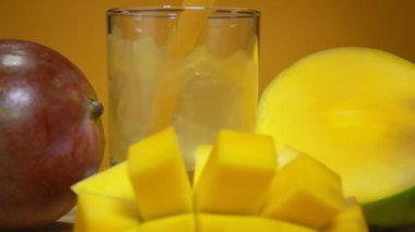 Taze mango suyu, büyük olgun mangoların yanında bir bardağa doldurulur ve küp haline getirilir.