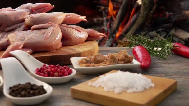 Panorama des ingrédients des préparations de cailles sur fond de feu — Video