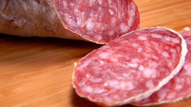 İnce bıçakla dilimlenmiş beyaz derili lezzetli kuru sosisler.