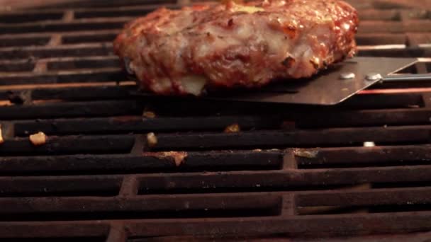 Vue rapprochée de l'escalope de hamburger maison retournée sur le gril avec une spatule — Video