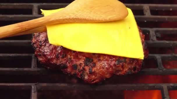 Вид сверху домашней котлеты для бургера с сыром на решетке гриля — стоковое видео