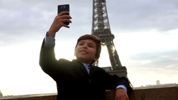 スーツ姿の10代の少年が携帯電話で自撮りしてる — ストック動画