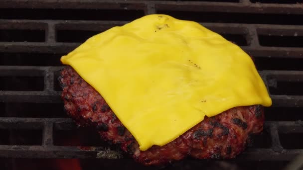 Vue de dessus de l'escalope de hamburger maison avec du fromage fondu pris du gril — Video