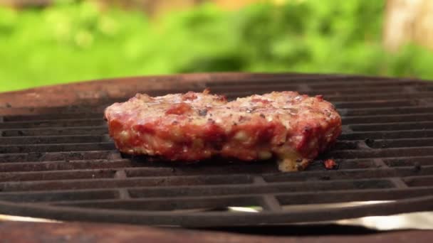 Mouth-podlewanie kotlet domowej roboty na hamburgera jest smażenie na ruszcie grilla — Wideo stockowe