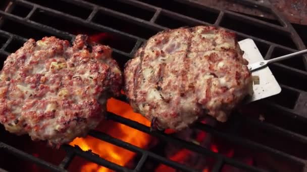 Widok z góry domowej roboty kotlety burger obracające się na grillu w zwolnionym tempie — Wideo stockowe