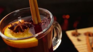 Tarçın çubuğu sıcak şarapla bardağa düşüyor.